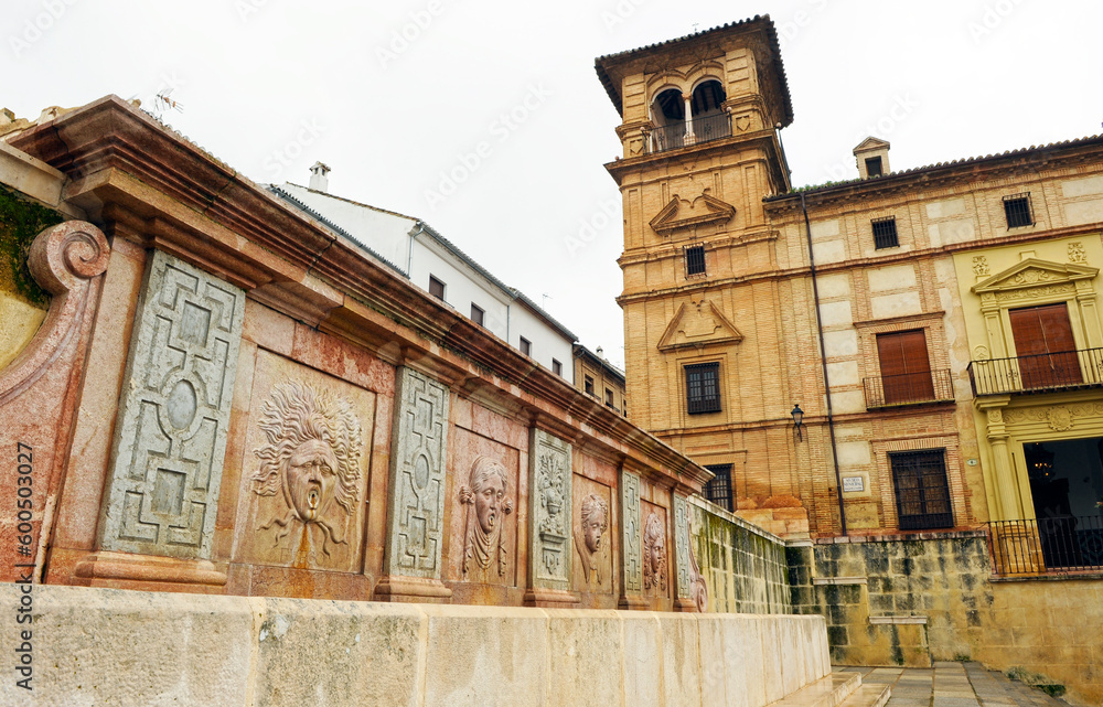 Fuente de los Cuatro Elementos con el Palacio de Nájera en la Plaza del Coso Viejo de Antequera ciudad de la provincia de Málaga situada en el corazón de Andalucía, España 