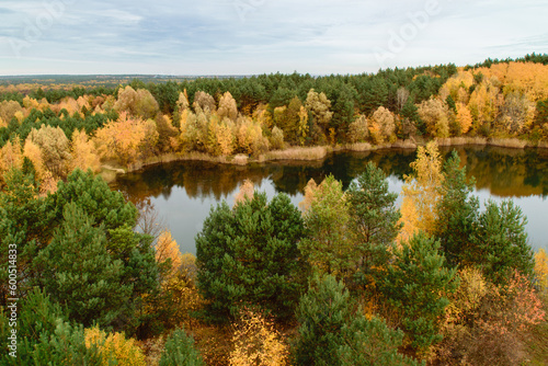 Fototapeta Naklejka Na Ścianę i Meble -  Jezioro w otoczeniu jesiennych drzew