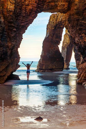 Foto Natural rock arches on Cathedrals beach,  tour tourism in Galicia, Woman, natura