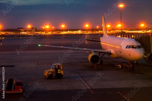 Avión en aeropuerto en la noche, preparando el embarque.
