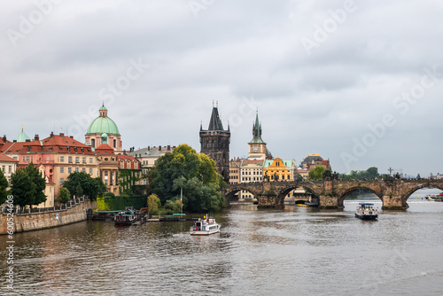 Wide-angle view of the Vltava river and Charles bridge in Prague on a cloudy afternoon, Czech Republic. © Andrés García