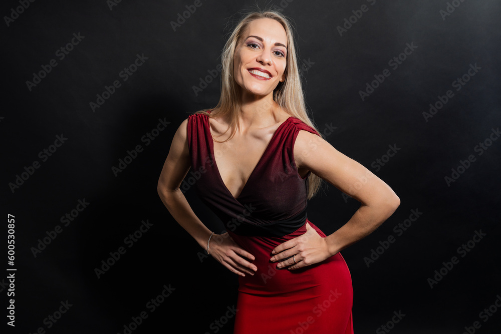 Im Ballkleid den Körper sexy posieren und reizen Im Ballkleid den Körper sexy posieren und reizen