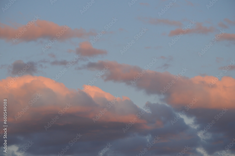 nubes blancas y grandes iluminadas por el final del atardecer