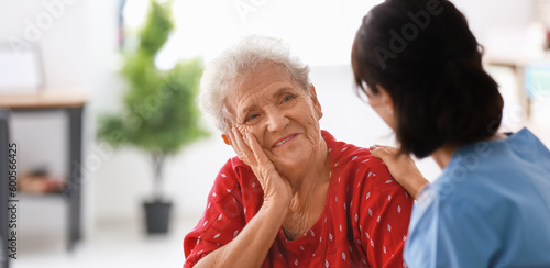 Quadro em tela Young nurse visiting elderly woman at home