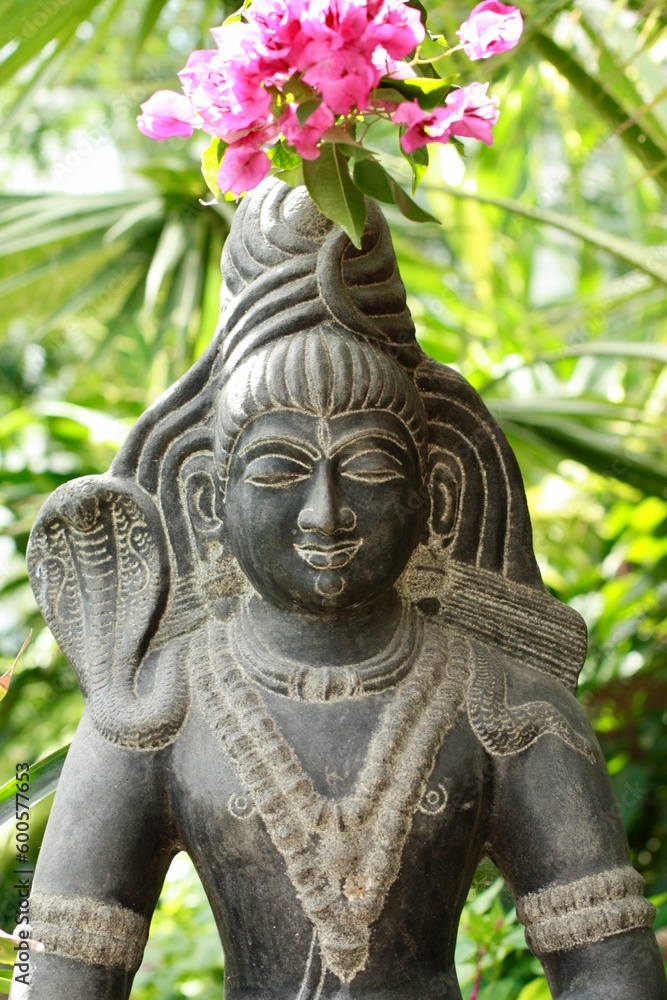 Rzeźba boga albo bogini z hinduskiej kultury. Kamienny posąg z Tajlandii.Joga