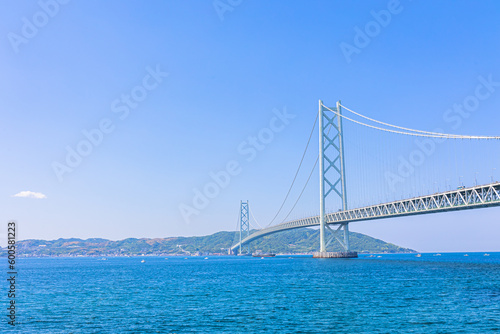 快晴の明石海峡大橋