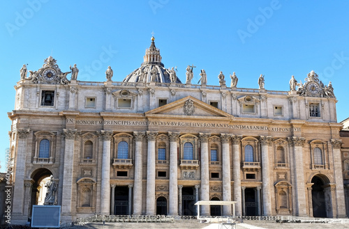 LA FAMOSA BASILICA DE SAN PEDRO EN EL VARTICANO.