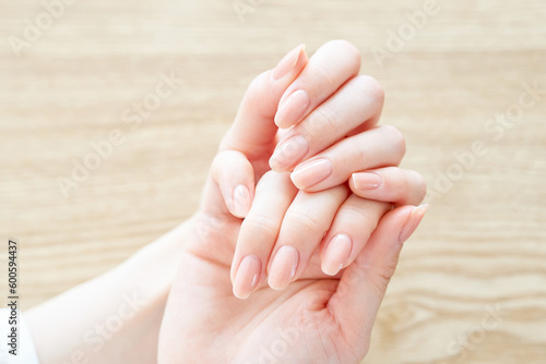 爪の状態を確かめる女性の手元
