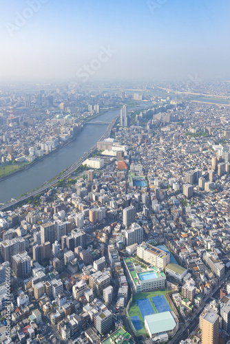 東京スカイツリー展望台から見た霞がかった東京風景 © あんみつ姫
