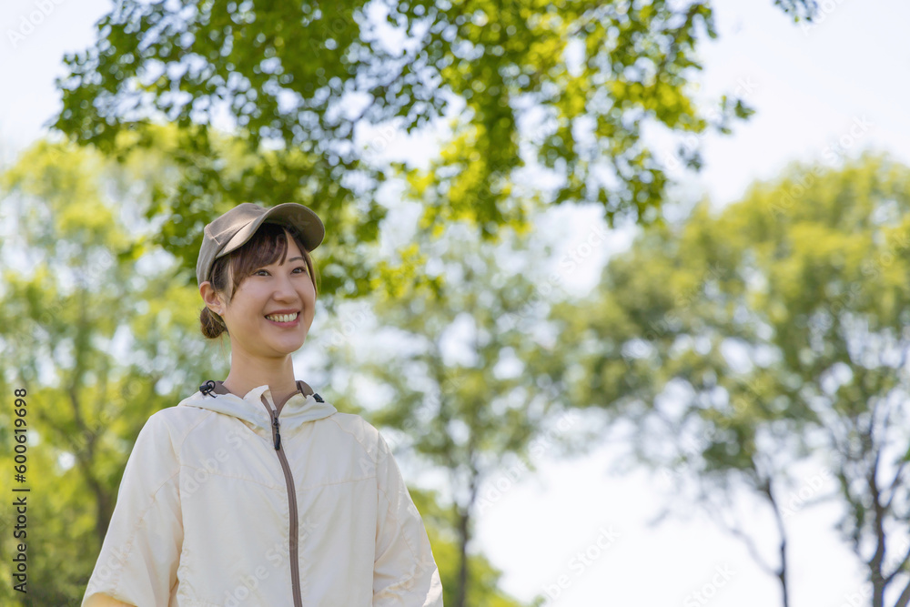 笑顔で公園を散歩する女性
