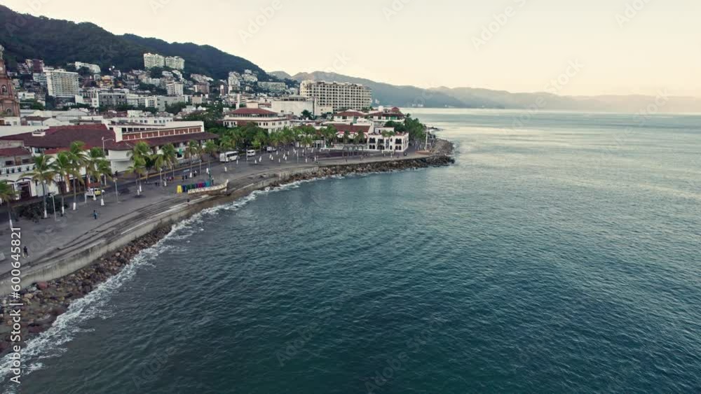 You can see the boardwalk and the coast of Puerto Vallarta, flying over appreciating the city and the sea, culminating in the boardwalk. You can see the boardwalk and the coast of Puerto Vallarta, flying over appreciating the city and the sea, culminating in the boardwalk.