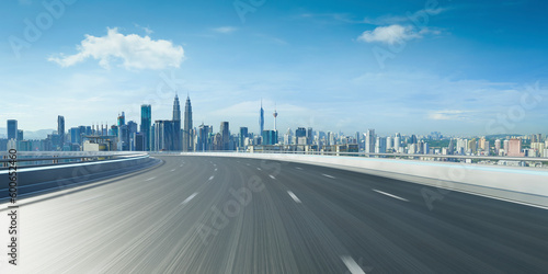 Fotografia Highway overpass motion blur with city