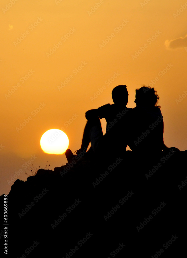 Günbatımı izleyen genç çift, Young couple watching the sunset