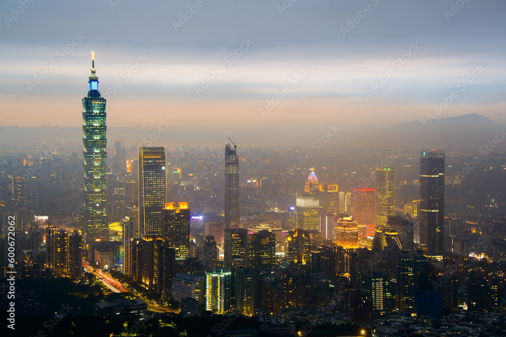 Fototapeta premium A City of Colors at Night. The Sky, a Dreamy and Romantic Canvas. Overlooking the city's dazzling landscape at dusk and night. Taipei