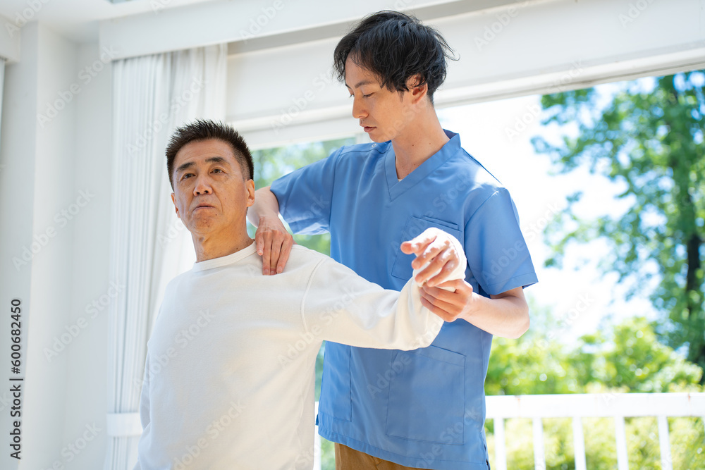Fototapeta premium マッサージする男性と施術を受ける日本人シニア男性