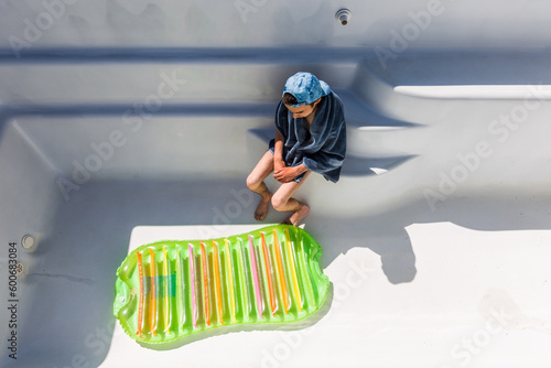 Adolescent attendant le remplissage de la piscine photo