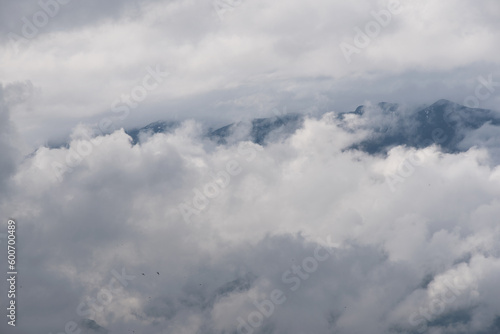 Fototapeta Naklejka Na Ścianę i Meble -  le splendide montagne delle dolomiti immerse in un manto di nuvole, la bellezza delle dolomiti in primavera
