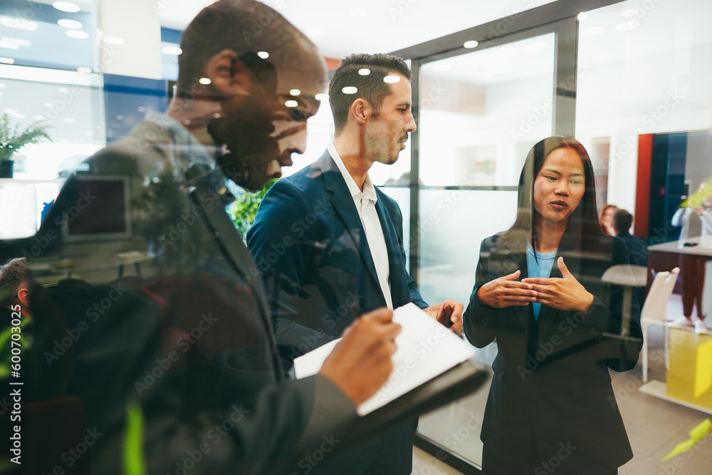 Fototapeta premium Multiracial colleagues working inside business office with glass walls - Entrepreneurs people sharing ideas at teamwork meeting - Brainstorming concept - Main focus on center man face