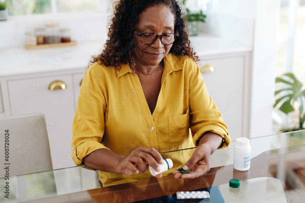 Ταπετσαρία Woman with a chronic health condition taking medication at home