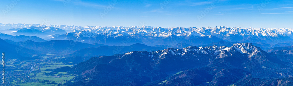 Bergpanorama bei Bad Tölz mit Blick über das Karwendel- und Wettersteingebirge bis hin zur Alpspitze