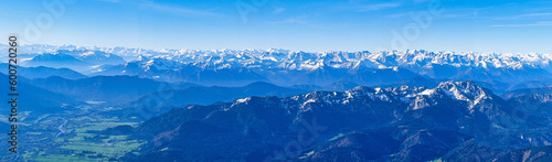 Bergpanorama bei Bad Tölz mit Blick über das Karwendel- und Wettersteingebirge bis hin zur Alpspitze © turtles2