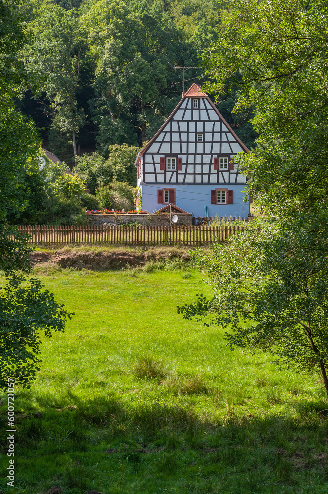 Historisches Forsthaus Stuedenbach bei Eppenbrunn. Region Pfalz im Bundesland Rheinland-Pfalz in Deutschland Historisches Forsthaus Stuedenbach bei Eppenbrunn. Region Pfalz im Bundesland Rheinland-Pfalz in Deutschland