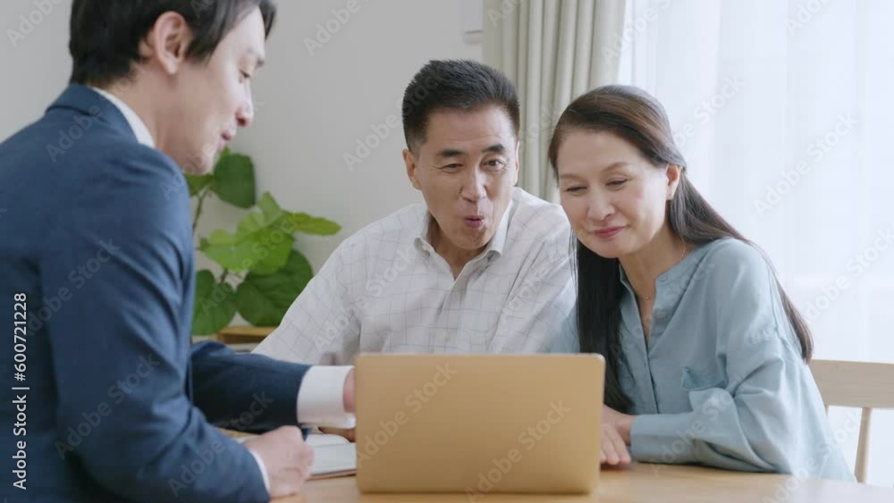 不動産購入を考えるシニア夫婦 不動産購入を考えるシニア夫婦
