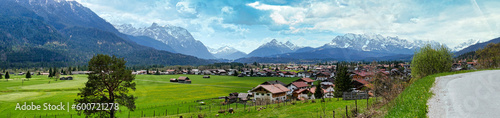 Panorama auf Wallgau und die umliegende Bergwelt bis hin zur Alpspitze