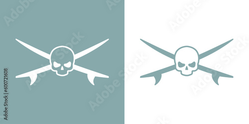 Logo club de surf. Símbolo pirata con silueta de cráneo con tablas de surf cruzadas