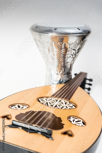 Oud y darbouka, darbuka o derbake. photo