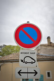 panneau Stationnement interdit sauf aux voitures éclectiques