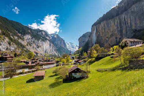 Photo view of Lauterbrunnen on a beautiful sunny spring day in the Bernese Alps