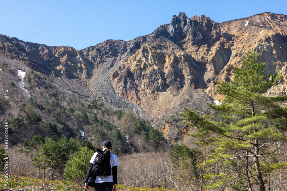 磐梯山に登る男性