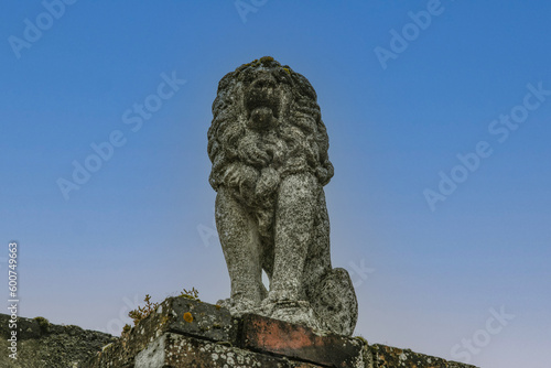 Lion sculpté avec fleur de lys (décoration de portail)