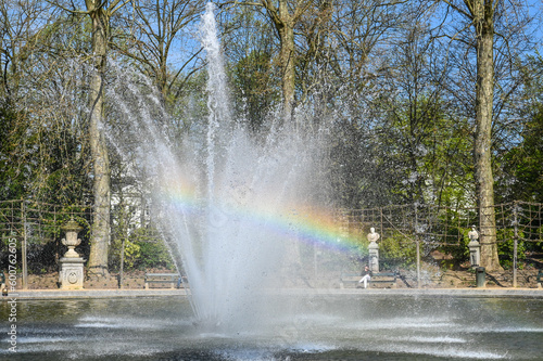 Belgique Bruxelles parc ville jet d eau fontaine Parlement federal arc en ciel