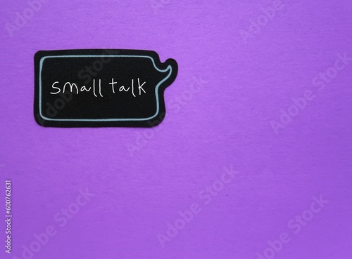 фотографія On purple copy space background, speech sticker with handwriting SMALL TALK, mea