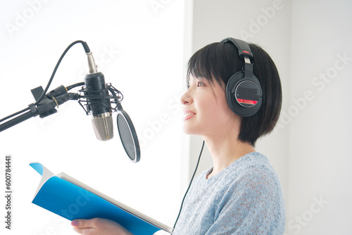 Canvastavla スタジオでナレーションをする女性のナレーター