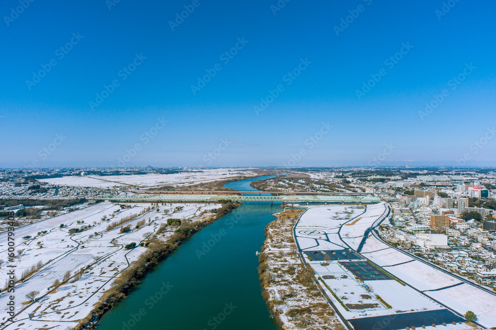 街と川の雪景色