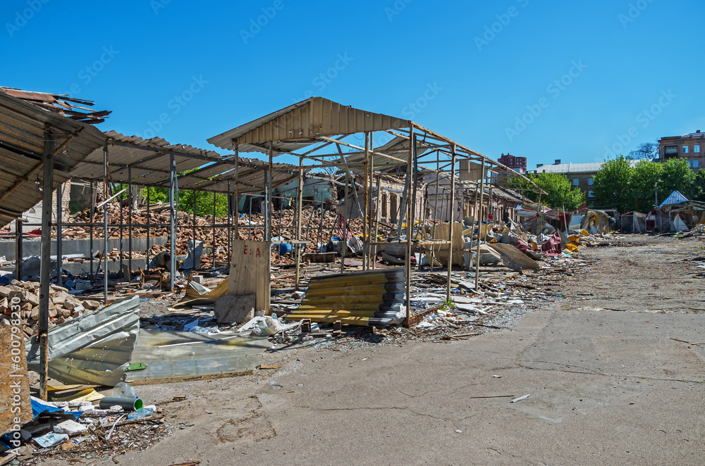 Obraz premium russian invaders destroyed flea market rocket