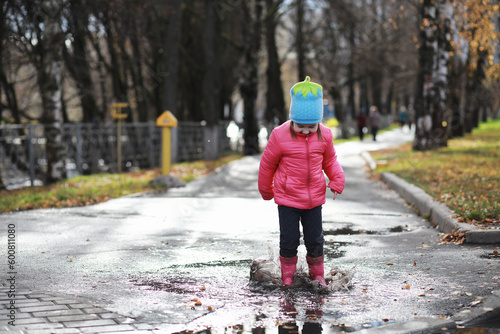 Children walk in the autumn park