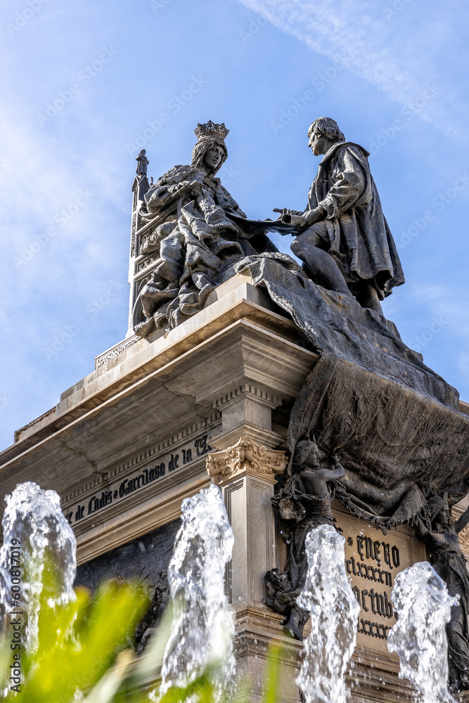 Obraz premium monument to the discoveries of the new land Christopher Columbus and the queen Spain granada