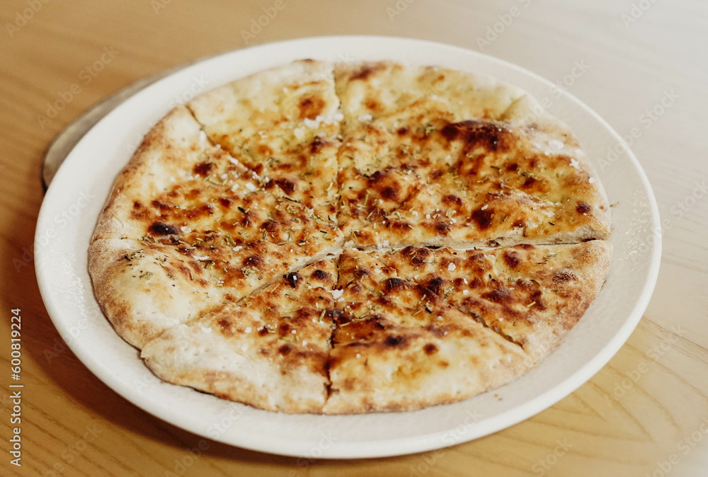 La verdadera pizza napolitana con masa madre e ingredientes frescos y naturales La verdadera pizza napolitana con masa madre e ingredientes frescos y naturales