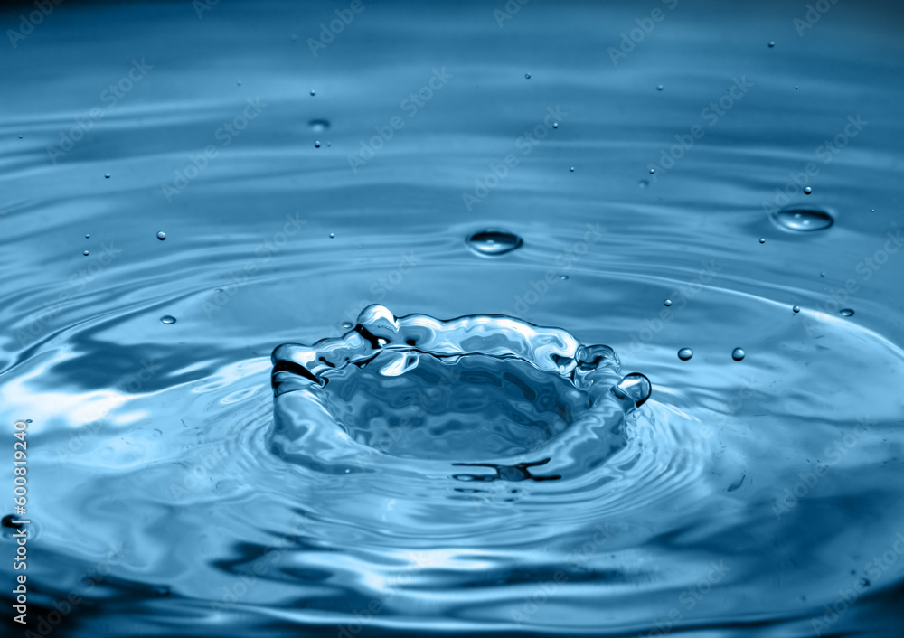 Movement of water is frozen by means of flash Movement of water is frozen by means of flash