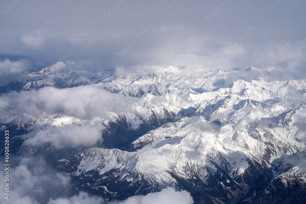 blick auf die alpen verschneite berge südalpen frankreich-italien grenzgebiet blick auf die alpen verschneite berge südalpen frankreich-italien grenzgebiet