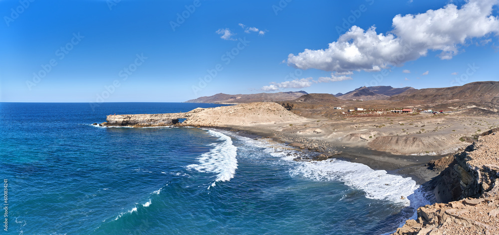 Fuerteventura, La Pared - Panorama vom Strand Playa de la Pared und Felsen Punta de Guandelupe mit Felsentor Fuerteventura, La Pared - Panorama vom Strand Playa de la Pared und Felsen Punta de Guandelupe mit Felsentor