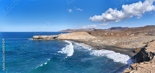 Fuerteventura, La Pared - Panorama vom Strand Playa de la Pared und Felsen Punta de Guandelupe mit Felsentor