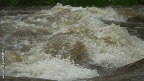 山の上流で茶色く濁った川 渓流 濁流 土石流 大雨 災害 自然破壊 120p スロー
