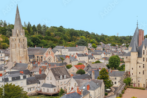 Centre - Indre-et-Loire - Langeais - Vue sur la ville, la cour du chateau et l'église Saint--Jean-Baptiste