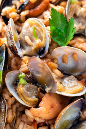 Risotto alla pescatora, tipico risotto italiano con frutti di mare, cibo mediterraneo 
