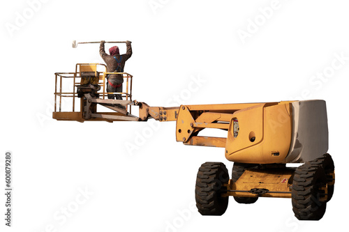 Hombre pintando fachada, subido en una grúa elevadora